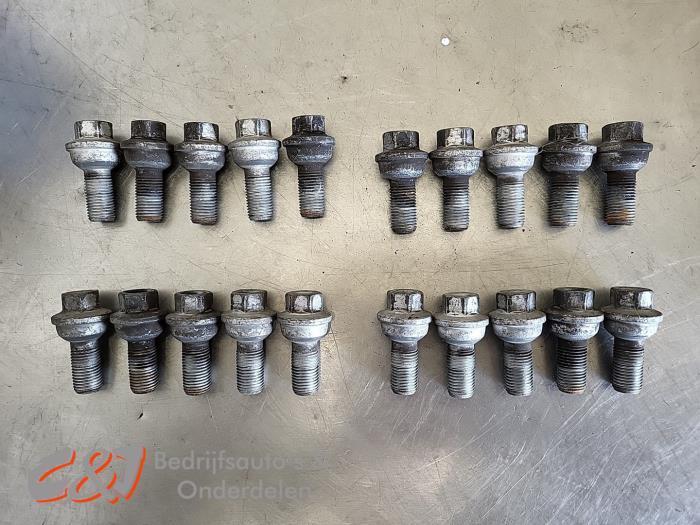 Kit boulons de roue d'un Mercedes Vito, Autos : Pièces & Accessoires, Freins & Transmission, Mercedes-Benz, Utilisé, 3 mois de garantie