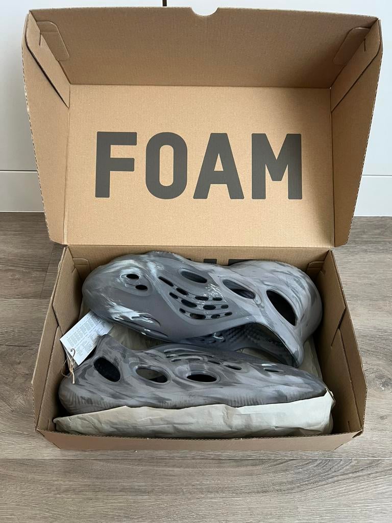 Yeezy Foam Runners maat 46, Ophalen of Verzenden, Zo goed als nieuw, Overige kleuren, Slippers