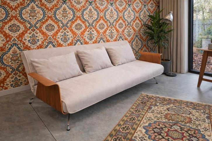 Unieke slaapbank - suèdelook met houten armleuningen, Huis en Inrichting, Zetels | Zetels en Chaises Longues, Zo goed als nieuw