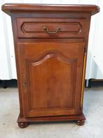 Kastje in kerselaar voor in de hal. Het kan geleverd worden., Ophalen, Gebruikt, Kersenhout, Met deur(en)