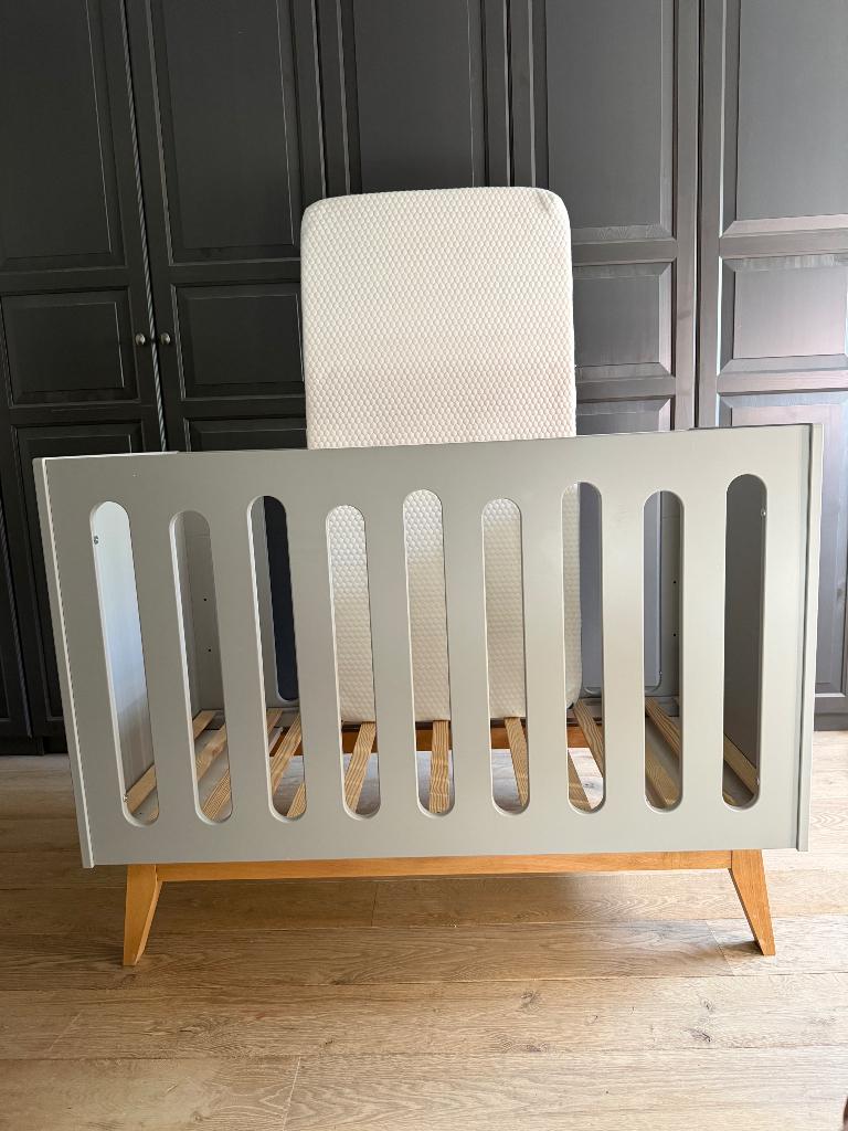 Grijs houten peuterbed, Ophalen, 140 tot 160 cm, Zo goed als nieuw, Matras