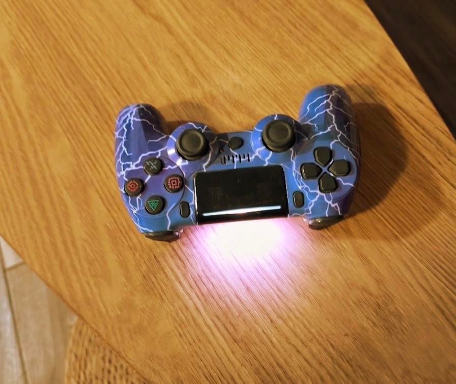 1 draadloze blauwe ps4-controllers en 1 bekabelde grijze, Draadloos