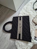 Christian Dior-tas, Ophalen