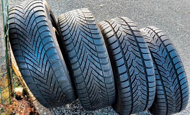 Pneus hiver 205/55-16 avec jantes Ford, Autos : Pièces & Accessoires, Pneus & Jantes, Pneus et Jantes, Pneus hiver, 16 pouces