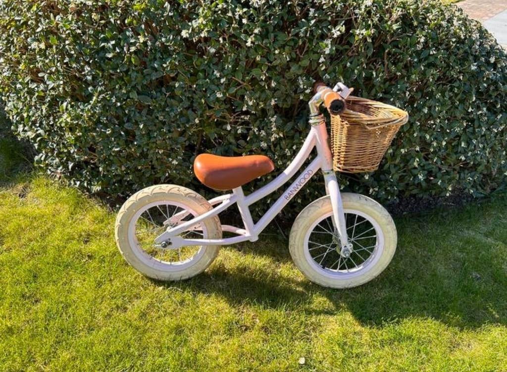 Roze loopfietsje Banwood met mandje en bel, Fietsen en Brommers, Ophalen of Verzenden, Zo goed als nieuw, Minder dan 16 inch