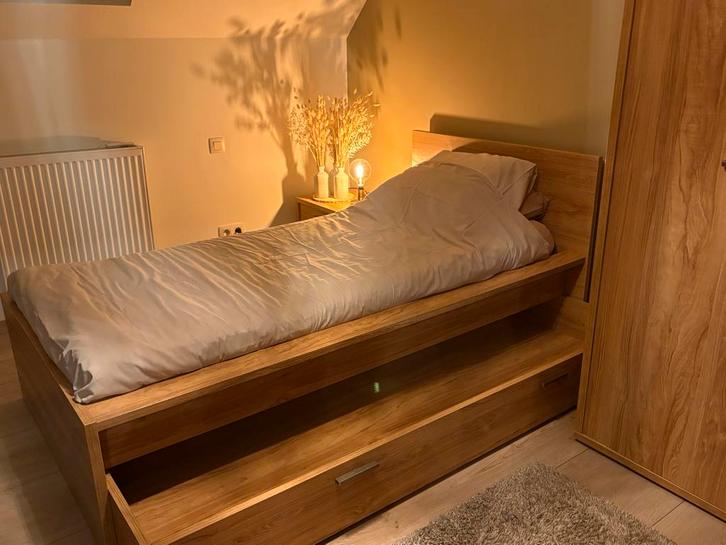 Complete 1-pers slaapkamer (bed + nachtkastje + kleerkast), Huis en Inrichting, Slaapkamer | Bedden, Zo goed als nieuw, 200 cm