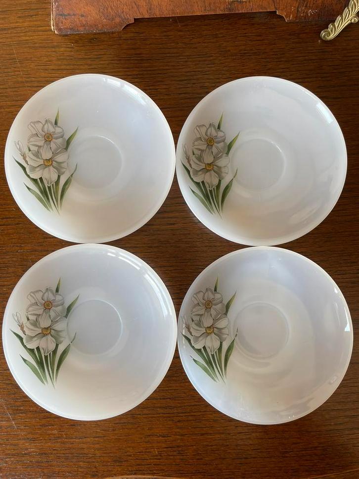 Set van 4 Arcopal Narcissus schotels, Huis en Inrichting, Keuken | Servies, Gebruikt, Kop(pen) en/of Schotel(s), Ophalen of Verzenden