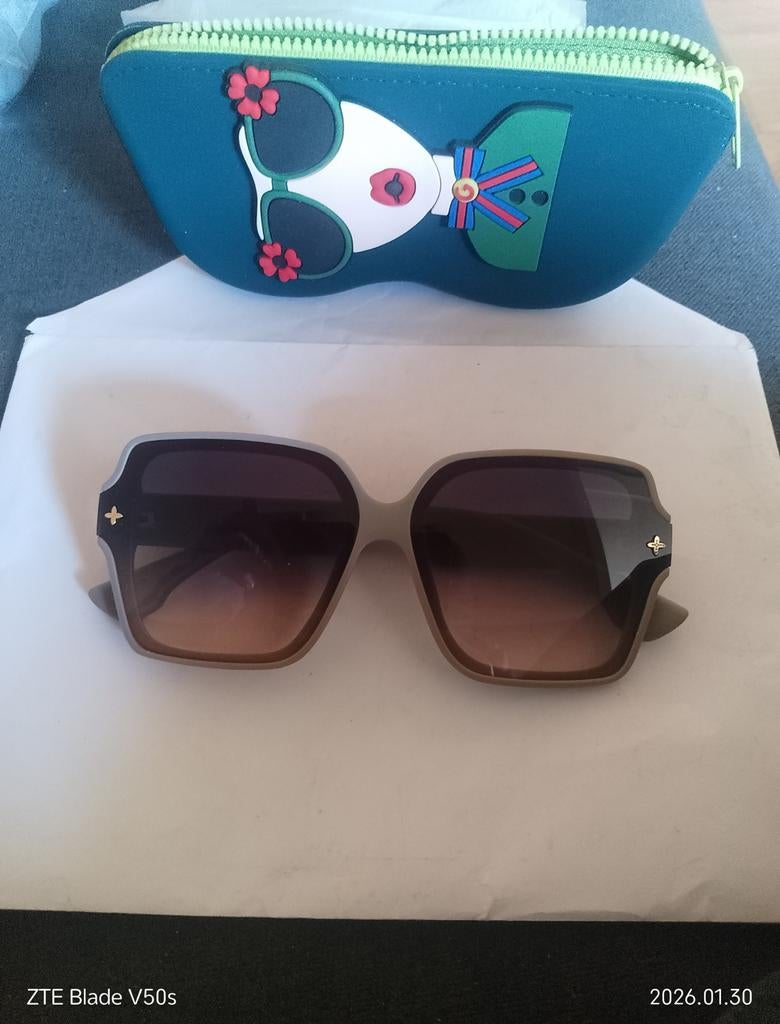 Lunettes de soleil avec étui. Silicone, Envoi