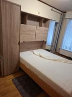 Chambre avec 2 placards le long du lit et un dessus de lit., Maison & Meubles, Enlèvement