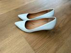 Pumps parelwit buffalo 37,5, Ophalen, Zo goed als nieuw, Pumps