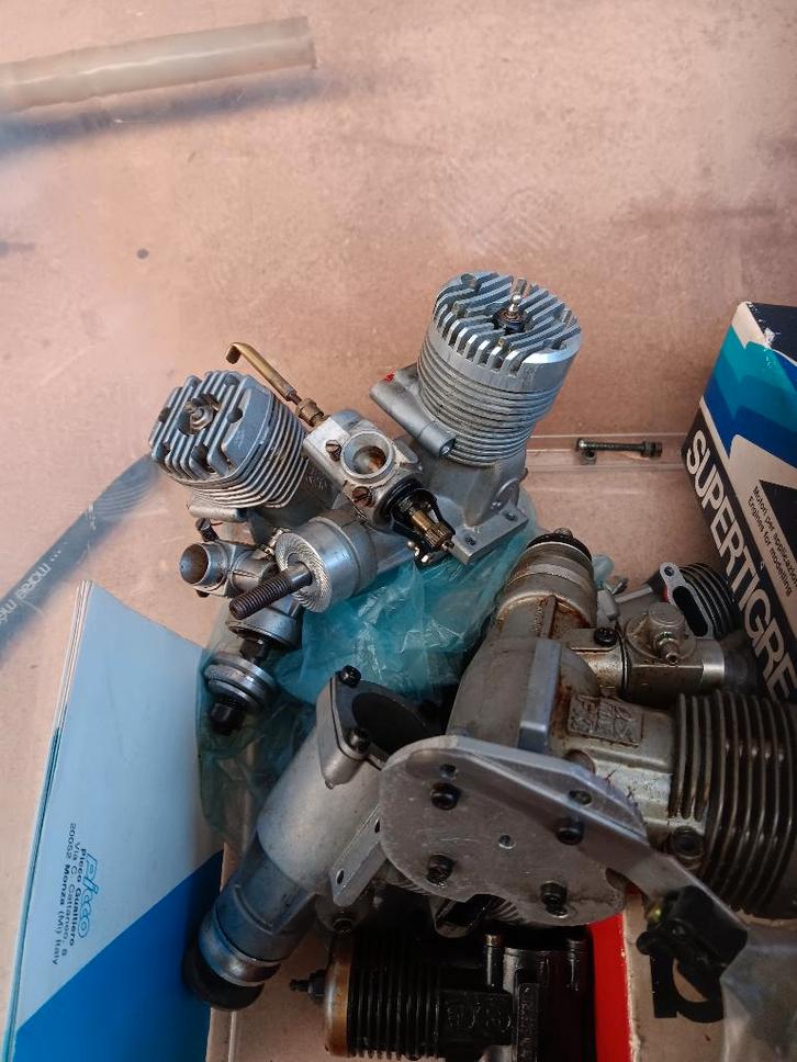 Doos met oude methanol motoren uitlaten en onderdelen, Hobby & Loisirs créatifs, Modélisme | Autre, Utilisé, Enlèvement