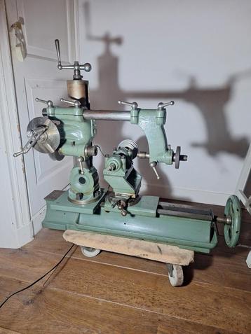 Prachtige tandwielfreesmachine van zeer hoge kwaliteit.  beschikbaar voor biedingen