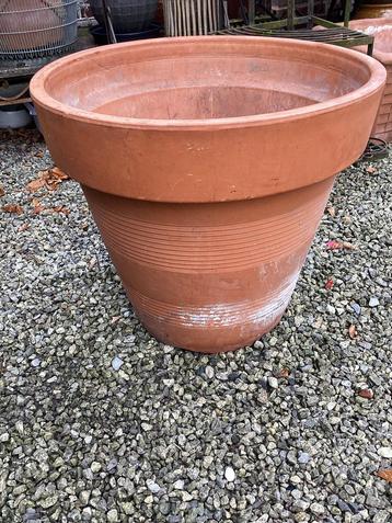 Bloempot terra cotta- rond - zeer goede staat- 54 cm hoog beschikbaar voor biedingen