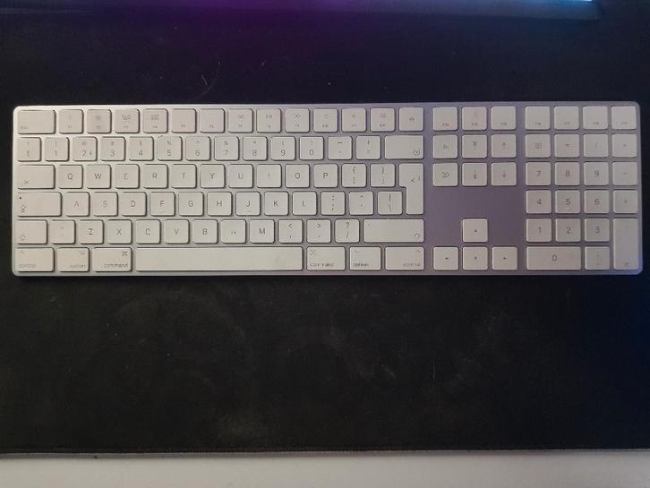 Apple Magic Keyboard QWERTY, Computers en Software, Toetsenborden, Zo goed als nieuw, Qwerty, Bedraad, Multimediatoetsen, Ophalen of Verzenden