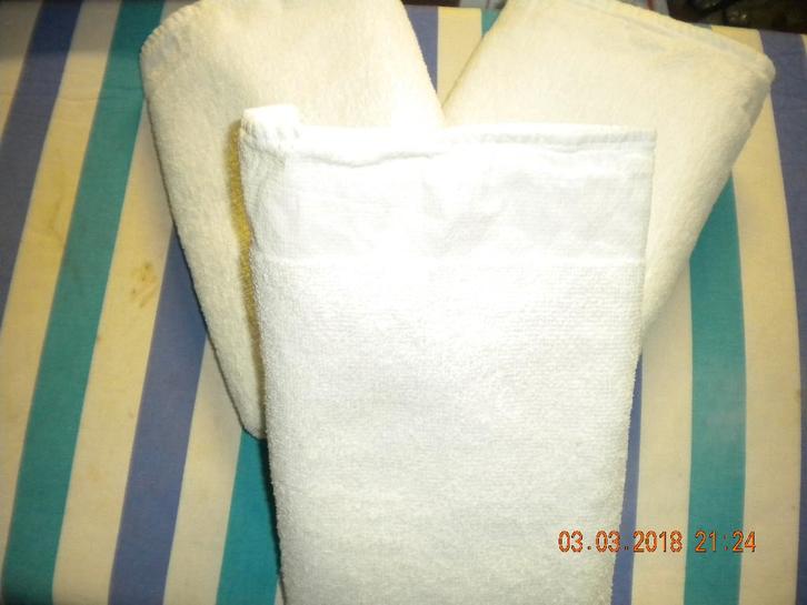 Kleine witte handdoeken 3x + witte badhanddoek 1x, Maison & Meubles, Salle de bain | Linge de bain & Accessoires, Enlèvement