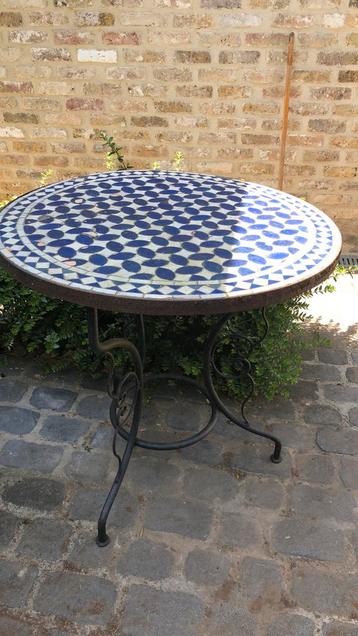 Marokkaanse tafel - te restaureren. Perfecte voetconditie beschikbaar voor biedingen
