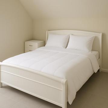 Tweepersoonsbed met matras, 2 nachtkastjes  €250 beschikbaar voor biedingen