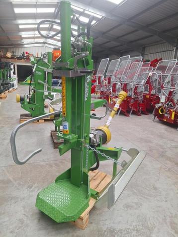 Houtkloofmachine van 14 ton beschikbaar voor biedingen