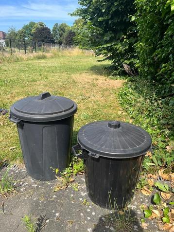 Twee dappere vuilbakken zoeken een nieuwe thuis beschikbaar voor biedingen