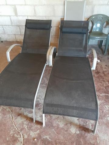 2 chaises de jardin grises avec de nouveaux coussins gris 