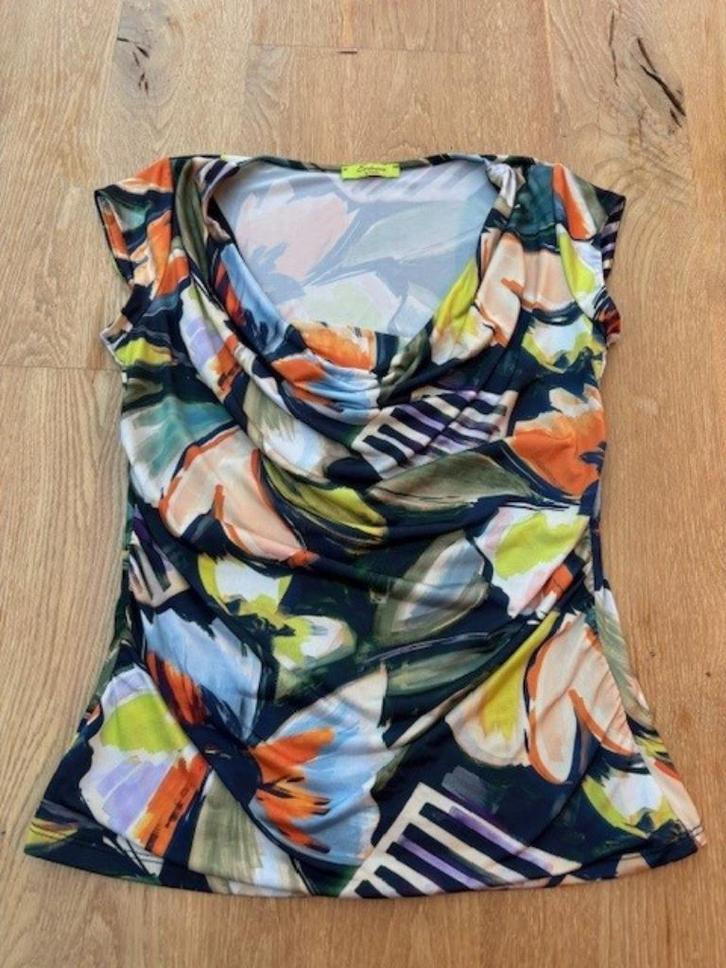 Kleurrijke Tshirt met mooie decolleté – Maat S, Kleding | Dames, T-shirts, Gedragen, Maat 36 (S), Overige kleuren, Korte mouw