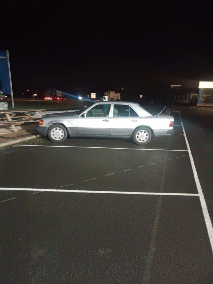 Mercedes 124 E clase 220 benzine 1993jaar, Auto's, Mercedes-Benz, Particulier, E-Klasse, Benzine, Ophalen
