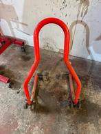 Paddock stand voor moto's, Motoren, Ophalen