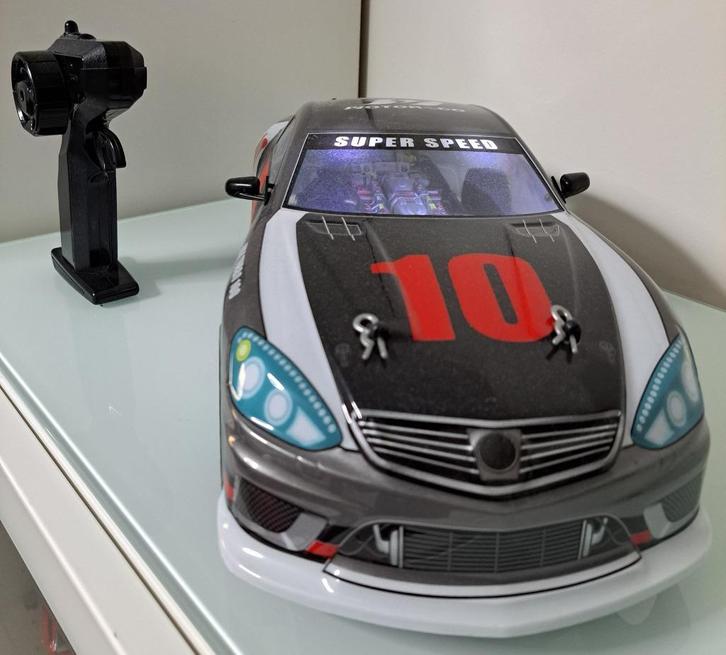 Voiture de sport téléguidé à grande vitesse + éclairage, Kinderen en Baby's, Speelgoed | Buiten | Accuvoertuigen, Zo goed als nieuw