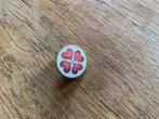 Oude ronde broche met 4 rode bladeren klaver op witte achter, Handtassen en Accessoires, Broches, Overige materialen, Gebruikt