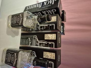 6 Lege jack daniels blikken en 2 flessen. Lege chivas doos beschikbaar voor biedingen