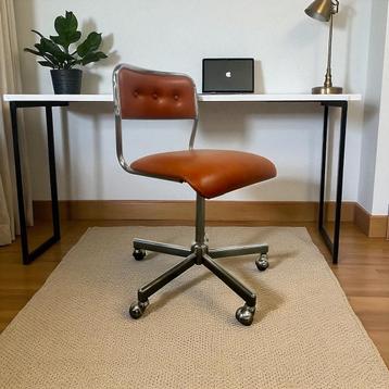 Vintage chromen bureaustoel / desk chair met oranje zit beschikbaar voor biedingen