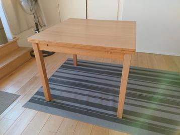 Eettafel, zo goed als nieuw. Etterbeek. 4 of 6 personen. beschikbaar voor biedingen