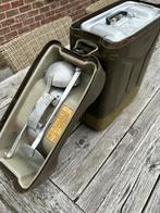 Jerrycan, geïsoleerd voor maaltijden of drank. Jeep, kamp, Ophalen