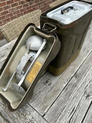 Jerrycan, geïsoleerd voor maaltijden of drank. Jeep, kamp beschikbaar voor biedingen