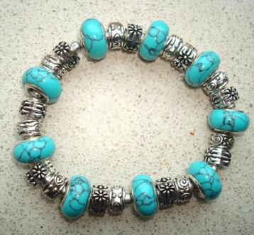 Armband met grote kralen van turquoise natuursteen beschikbaar voor biedingen