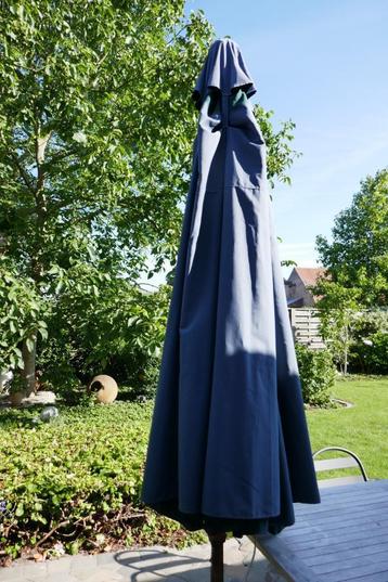 Parasol van 4 meter diameter beschikbaar voor biedingen
