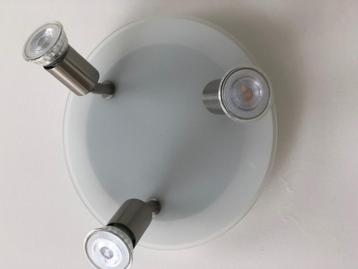 Verschillende plafondlampen beschikbaar voor biedingen