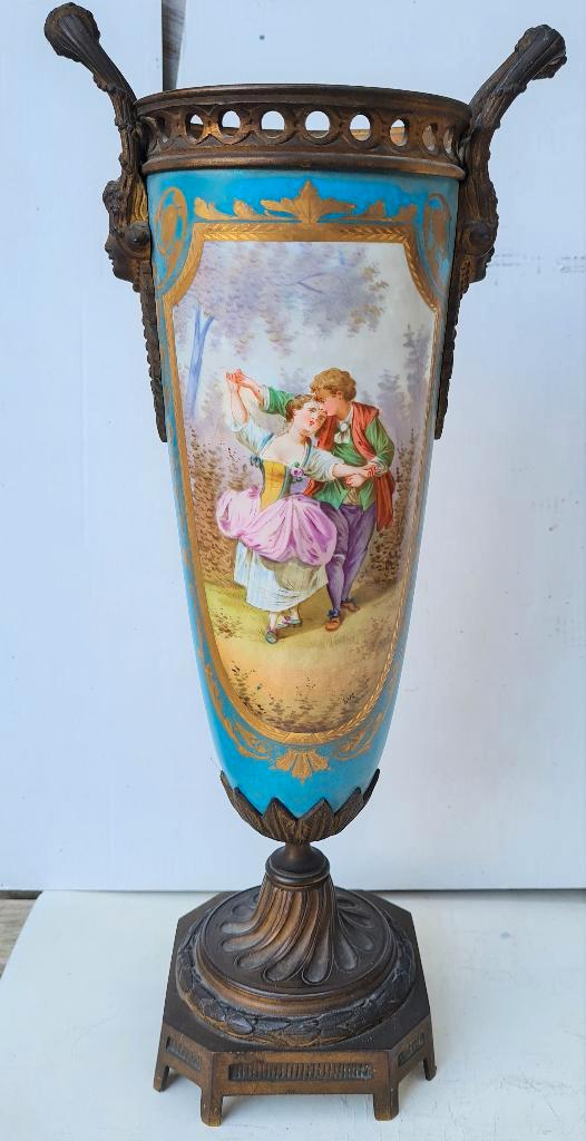 Vase antique pâte molle style Sèvres bronze doré orné méduse, Antiquités & Art, Antiquités | Porcelaine, Enlèvement ou Envoi