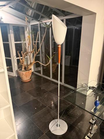 Italiaanse design vloerlamp – hout/alu – asymmetrische kap beschikbaar voor biedingen