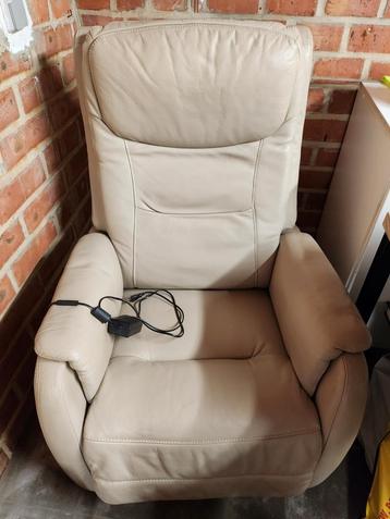 Relax fauteuil in beige kleur beschikbaar voor biedingen