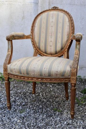 Ancien Fauteuil Médaillon Cabriolet  De Style Louis XVI disponible aux enchères