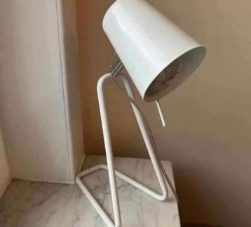 Moderne witte bureaulamp beschikbaar voor biedingen