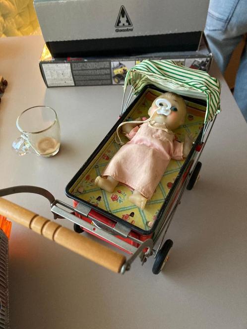 Berceau poussette en tole avec bébé qui bouge battery operat, Antiquités & Art, Antiquités | Jouets, Enlèvement ou Envoi