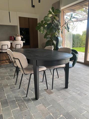 Prachtige zwarte oude eiken tafel beschikbaar voor biedingen