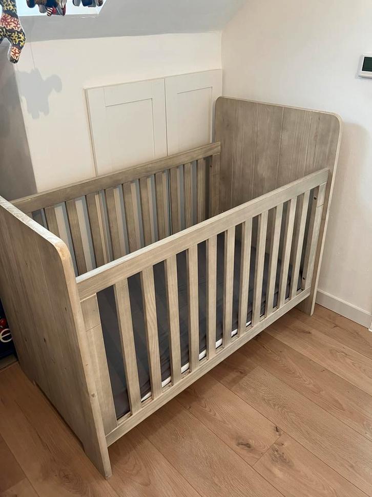 Kwalitatief houten babybed (2 beschikbaar), Kinderen en Baby's, Kinderkamer | Complete kinderkamers, Zo goed als nieuw, Ophalen