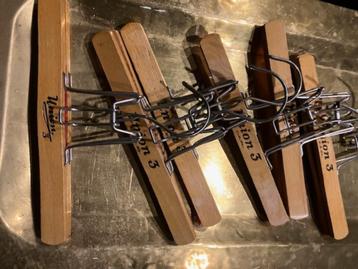 TROUSER HANGERS UNION 3 CINTRES PANTALONS EN BOIS DRP beschikbaar voor biedingen