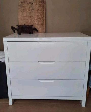 glanzend wit gelakte kast en commode  beschikbaar voor biedingen