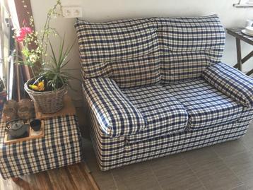 Leuke zetel + poef geruit beschikbaar voor biedingen