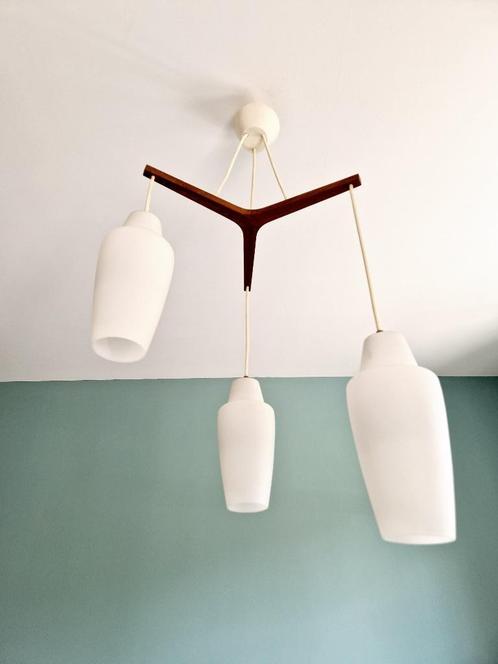 Scandinavische kroonluchter van teakhout en witte opaline, P, Antiek en Kunst, Antiek | Verlichting, Ophalen of Verzenden