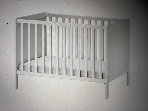 Babybed instelbaar IKEA incluis matras, Enfants & Bébés, Chambre d'enfant | Lits, Comme neuf, Moins de 140 cm, Moins de 70 cm